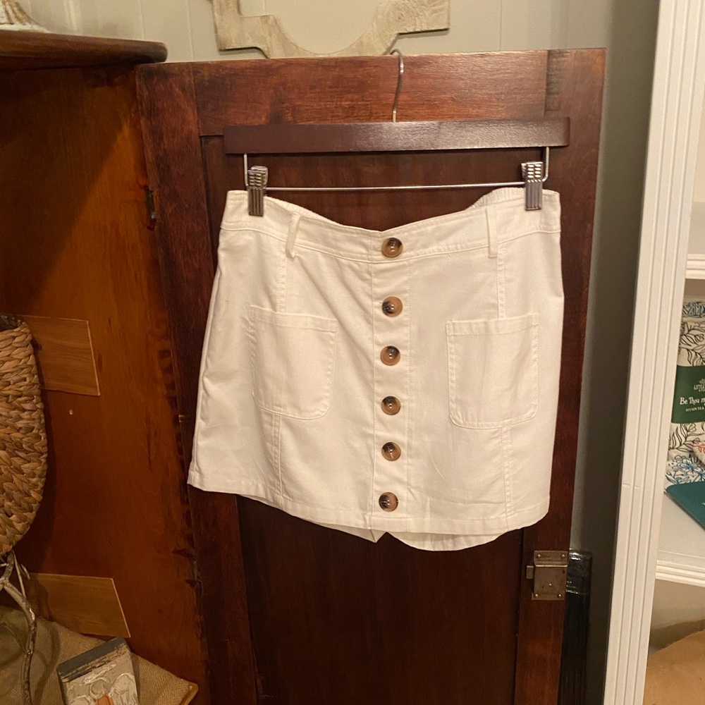 White cotton skirt w buttons,pockets an belt loops